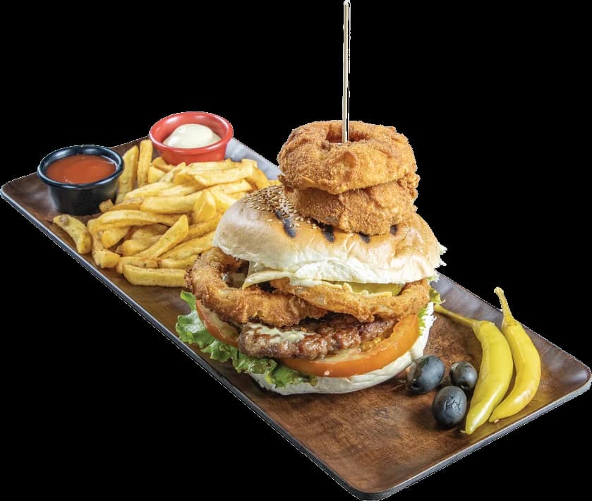 Hamburger me pomfrit në Be Happy Restaurant