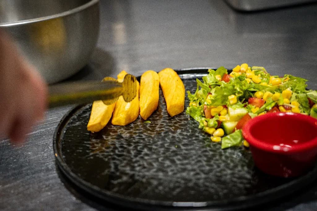 Pjatë kryesore e balancuar në Be Happy Restaurant