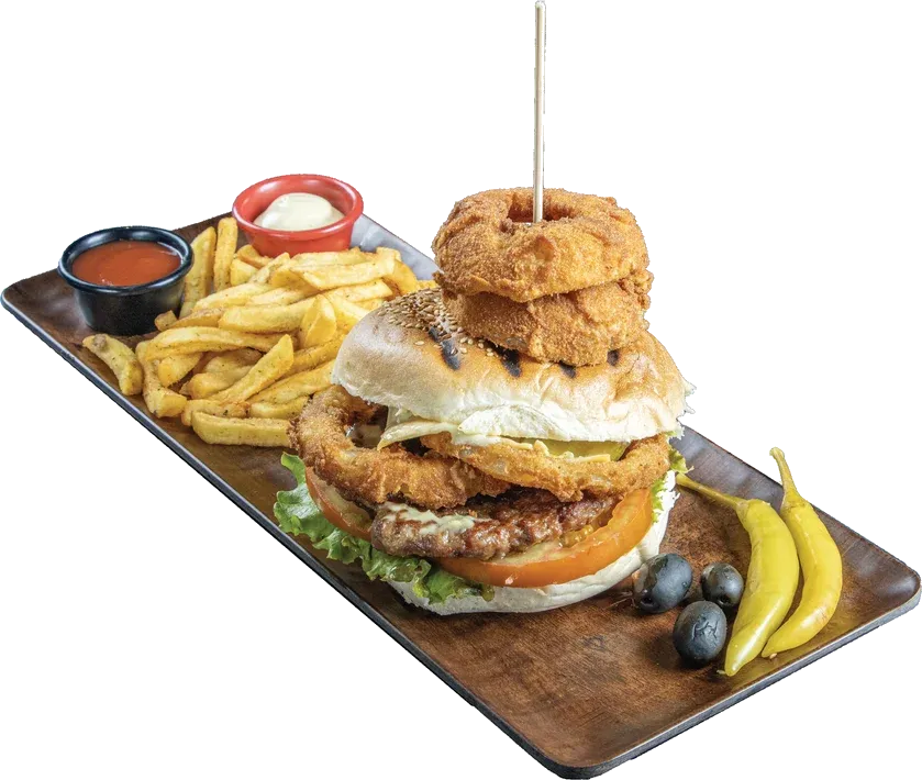 Hamburger me pomfrit në Be Happy Restaurant