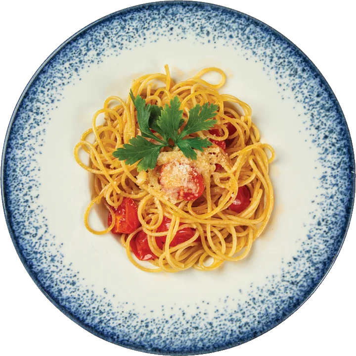 Spaghetti me domate dhe parmezan në Be Happy Restaurant